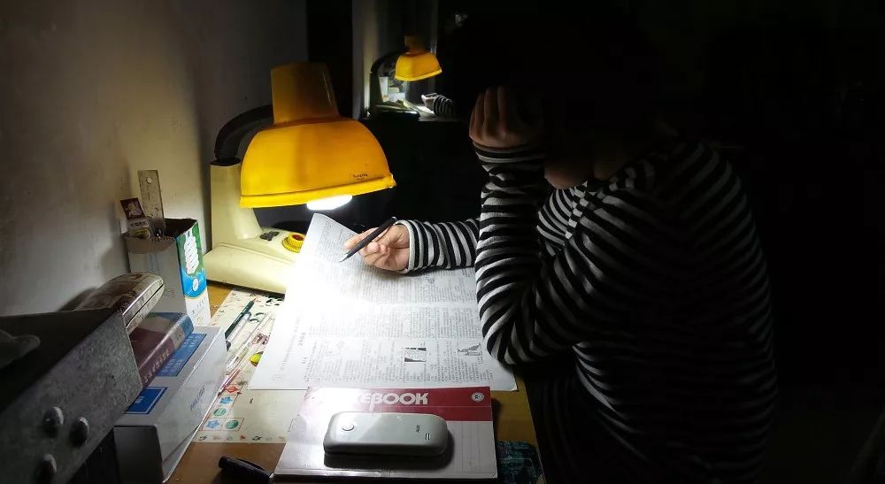 这或许是所有高中生面对英语时的学习状态:好像只要自己一天不背单词