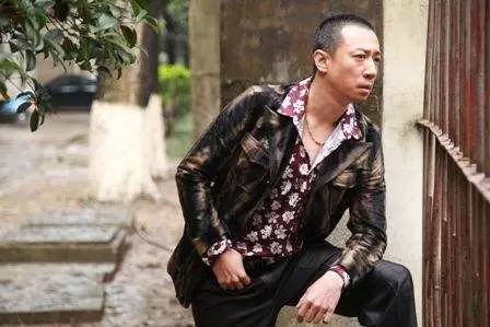 年纪轻时刘海是关键,年纪大了花衬衫是亮点~ 不过,说的好"痞帅男神"呢