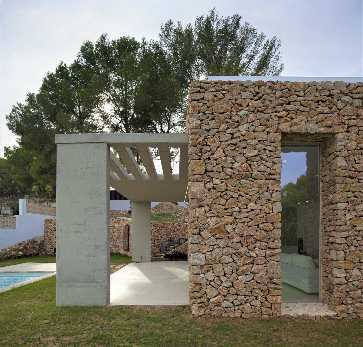 原始粗野的方体住宅:巴哈姆 / 莫赖拉之家|建筑_新浪新闻