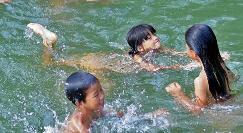 农村孩子为何不能下河游泳看完你就知道了而且还要做到这几点