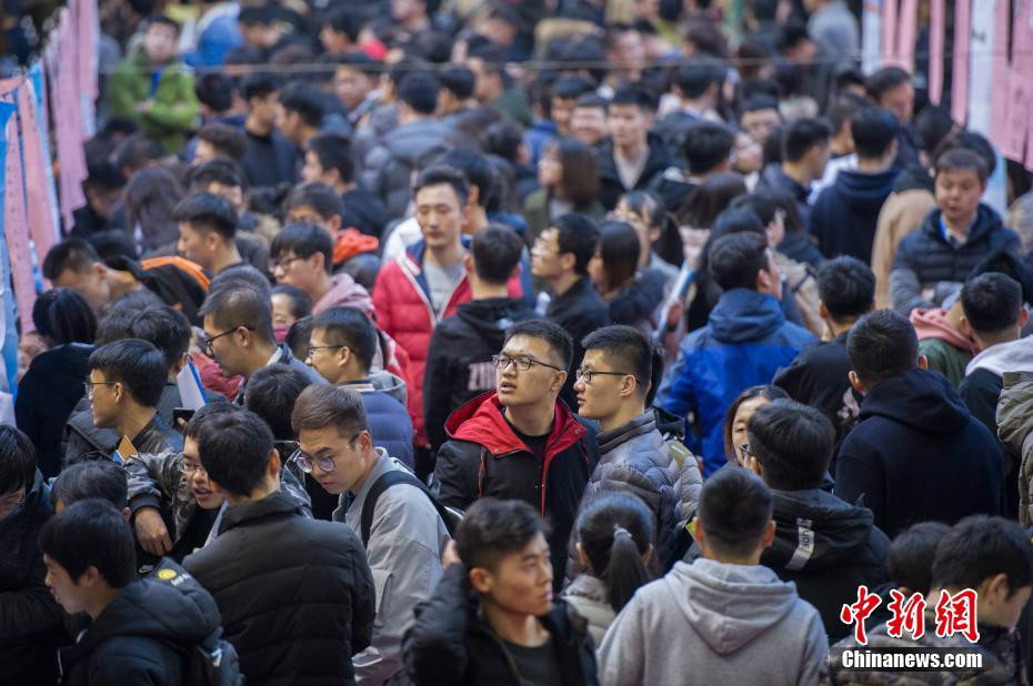 太原理工大学举行2019届毕业生双选会现场人山人海