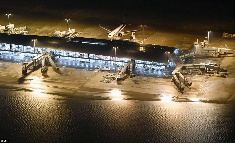 风席卷日本,700名中国游客滞留大阪关西机场,