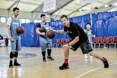 美国著名篮球训练师加农·贝克受邀来到山西,为教练员和青少年篮球