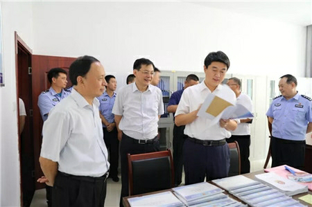 2018年8月，张辉（前排拿文件者）工作照。 济宁市政府官方网站图