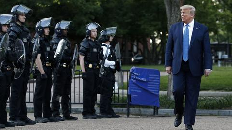  ▲6月1日，美国警察开道后，特朗普前往“总统教堂”。（美联社）