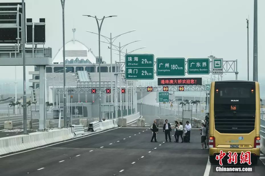 港珠澳大桥香港口岸及香港连接路。中新社记者 麦尚旻 摄