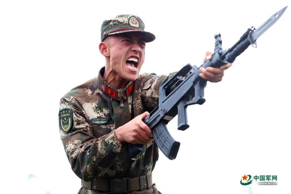 身披战甲的他们这样"点燃"血性军旅