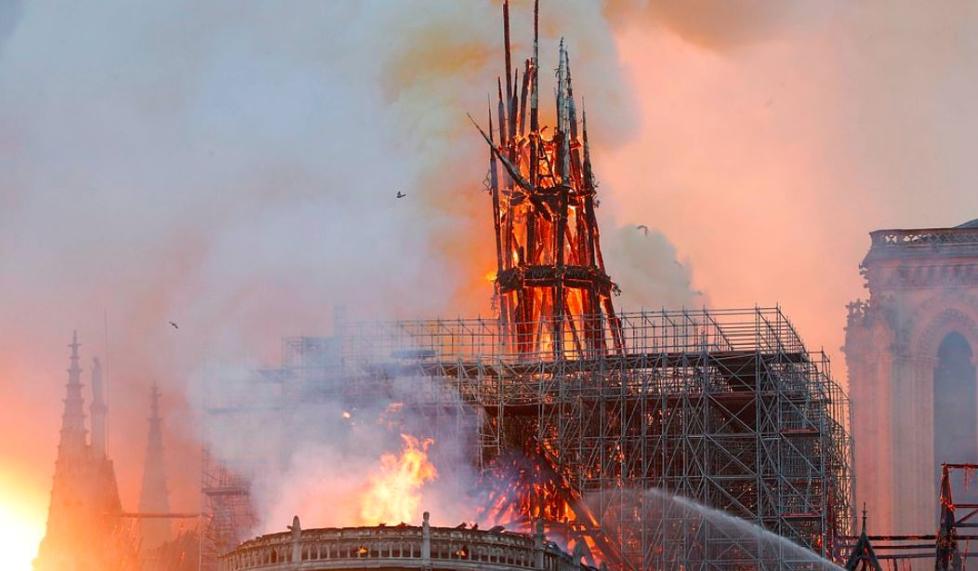 天啊巴黎圣母院被烧800年人类文明毁了
