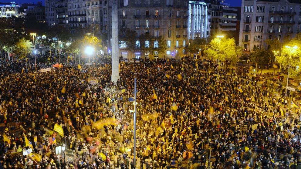 位于巴塞罗那的自治区总部大楼前 上万民众集结 图自先锋报