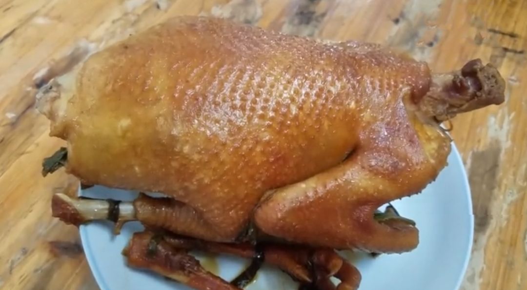 三杯鸡最好吃的做法,整只鸡往电饭煲里一扔,简单易做,特解馋!