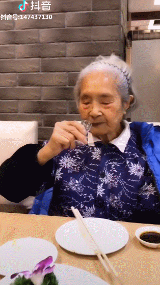 98岁成都奶奶爱撸串,吃火锅,喝可乐,狂吸400万粉:希望老了,我也能这样