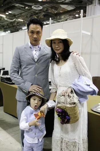 吴太太逛街↓两人牵手压马路↓两人一块去看黄子华的栋笃笑↓和张智霖