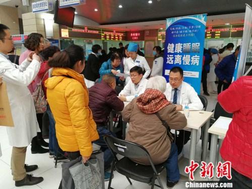 资料图：2017年3月20日，世界睡眠日前夕，北京大学人民医院举行义诊活动。 中新网记者 张尼 摄