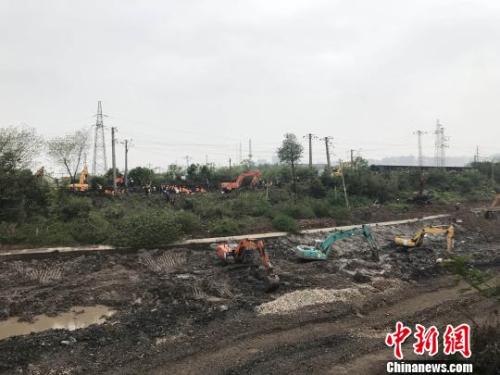 图为铁路部门正在抢修塌陷线路