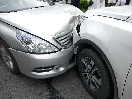 "蜘蛛侠"仪表盘散步 女子方寸大乱失控撞车