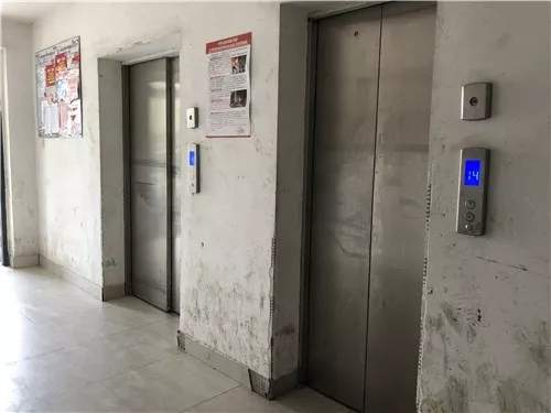 邻居贴告示:逝者禁止乘电梯!家人无奈抬棺走下17层