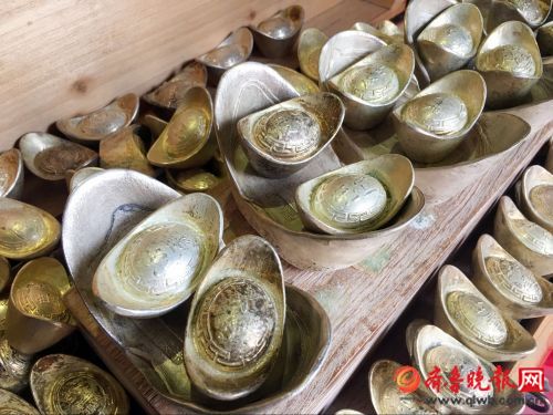 实拍:一堆堆的银锭子,这是赤果果的炫富?