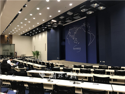 外交部蓝色大厅,工作人员正在布置会场.   ?