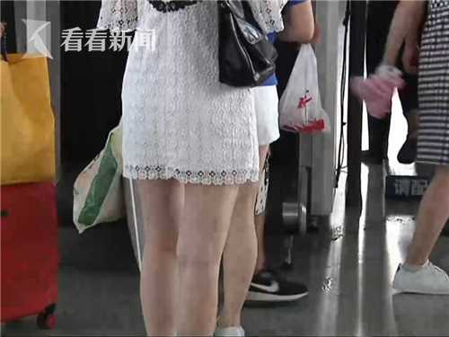 男子躲进厕所偷窥男女如厕心理专家这是病得治