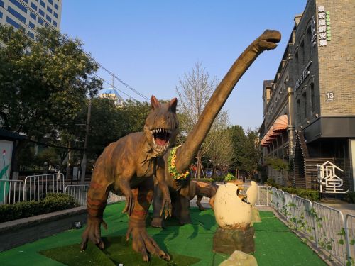 济南老商埠区跑来一群恐龙咋回事