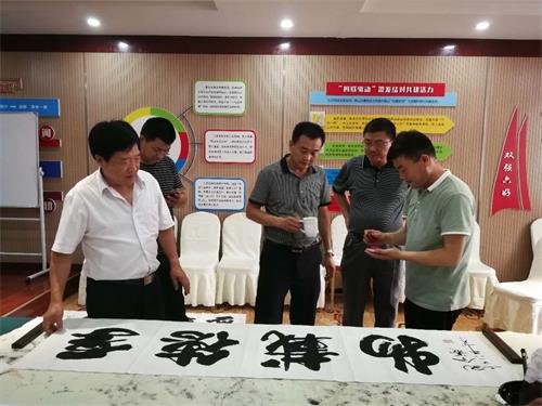 书法家孔令义将军多年来大力倡导树立端正书法创作态度,要坚持中国