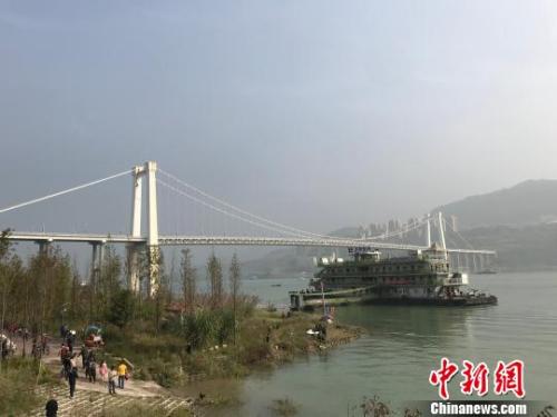 图为万州长江二桥。　钟旖 摄