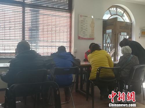 中华遗嘱库北京第一登记中心里坐满了人。上官云 摄