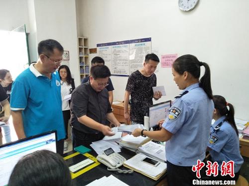 资料图：台商申领台湾居民居住证。中新社记者 宋秀杰 摄