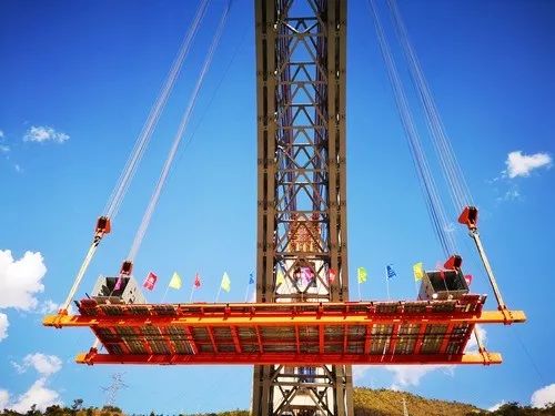 大瑞铁路怒江四线特大桥钢杆件吊装。新华网发（张伟明 摄）