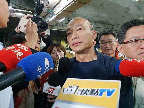 韩国瑜昨日正式就任高雄市长,上任的第镇日就夜宿高雄十全果菜市场。(图片来源:台湾“中时电子报”)