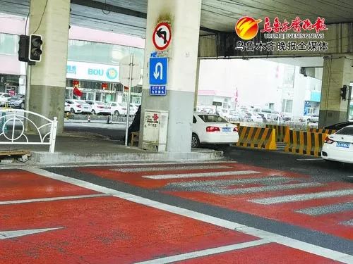 乌鲁木齐市八一中学门前路段车掉头人过街都有新变化