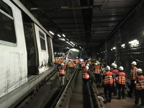  资料图：工作人员修复相撞列车。图片来源：香港电台网站