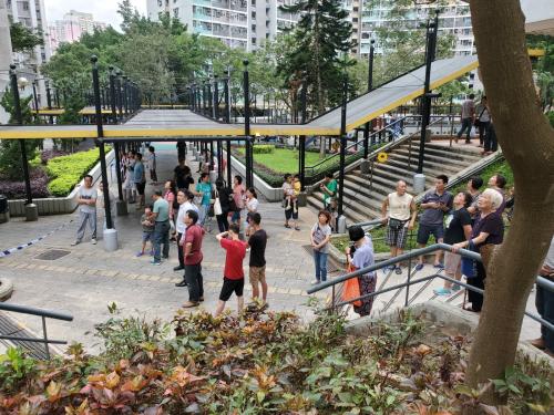 火警附近住客疏散。图片来源：香港《星岛日报》/林思明 摄