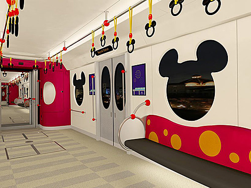 加大的米奇头像造型窗、米奇手拉环都是新列车的重点设计。图/东京迪士尼度假区官网