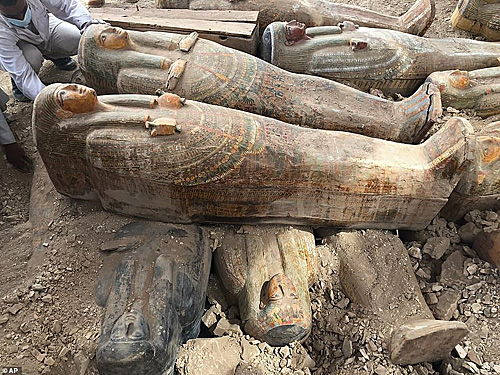  考古学家近日在卢克索一带挖掘出的古埃及木棺。（美联社）