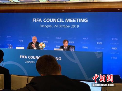 中国申办世界杯 国际足联大大因凡蒂诺(左)宣布中国将举办2021年世俱杯。记者 缪璐 摄