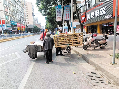 帮老人推车到安全地带宾阳协警获赞最靓的仔