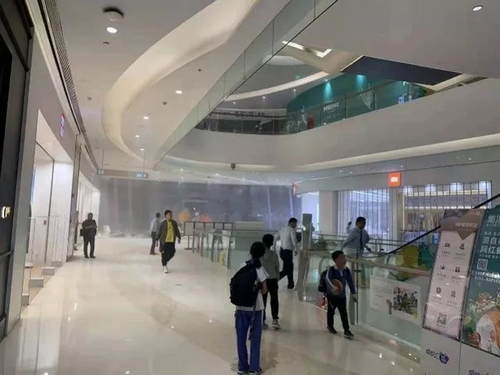 深圳一购物中心天花板突然大面积垮塌！通报来了！