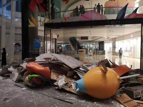 深圳卓悦汇购物中心天花板垮塌，大型卡通玩偶被砸坏
