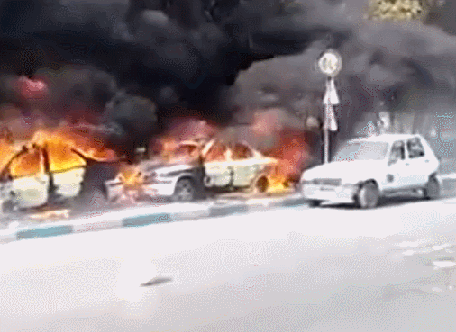  伊朗暴力示威者焚烧警车 图源：社交媒体