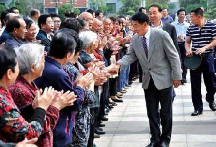 2016年5月10日，刘源向“故乡”新乡县七里营镇刘庄村捐赠了自己的上将军服。图为当地老百姓欢迎刘源。