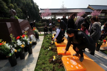 隐龙山墓园举行环保集体葬礼