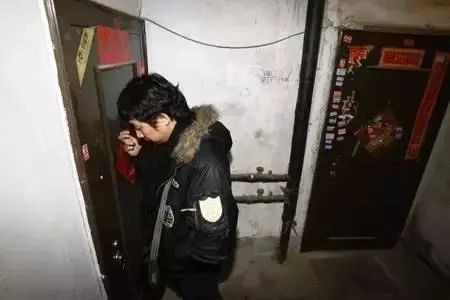 这时,东环路某出租楼租户李先生的房门突然传来一阵急促的敲门声,"我