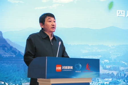 "首位代言人"古蔺县委书记李万忠:货好也得勤吆喝|红旗连锁_新浪财经