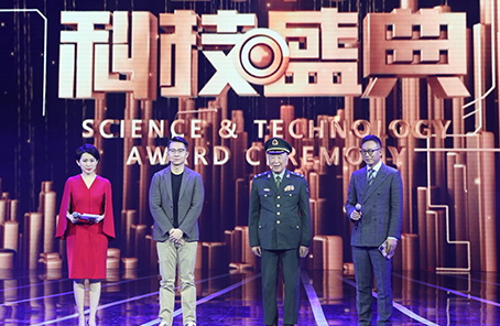 盛典现场,中国工程院院士杨裕生发外感言。邵龙飞 摄