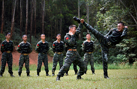 广西南宁武警特战队员节日练兵忙