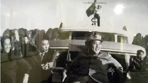 　1964年11月，金日成在广宁省下龙湾游览。