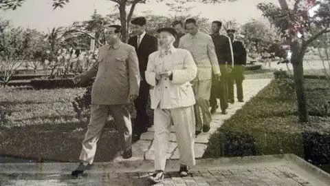 1964年11月，金日成和胡志明在河内最大的湖边“西湖”散步