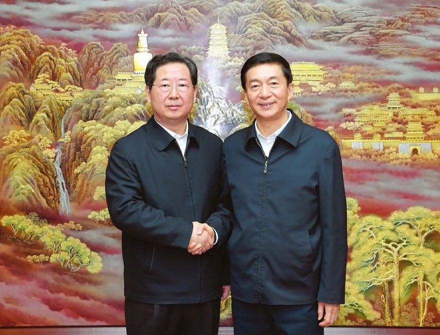 楼阳生与骆惠宁交接班现场(图) 11月30日下午,楼阳生(左)与骆惠宁握手