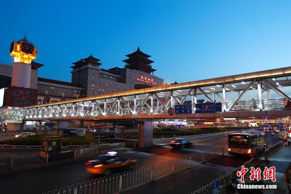 北京站,北京西站站前过街天桥"旧貌换新颜"